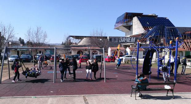 Школарцима по 25 евра